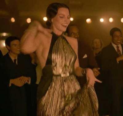 Margot Robbie jiggling