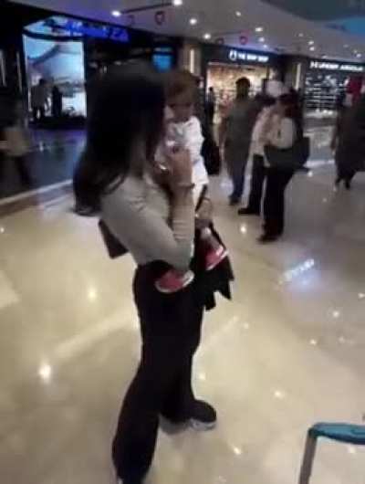 The child who meets his mother's twin for the first time...