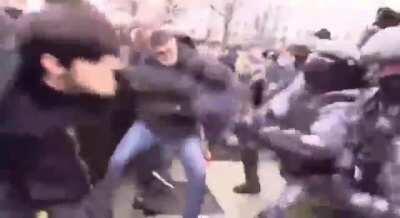 Man beats up police officers in Russia