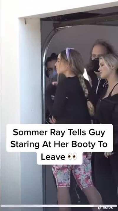 I don’t blame the guy for staring at Sommer rays ass but don’t disrespect our queen💞🍑🍆😈