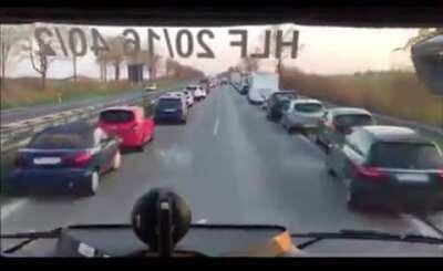 how germans clear autobahn for emergency vehicles