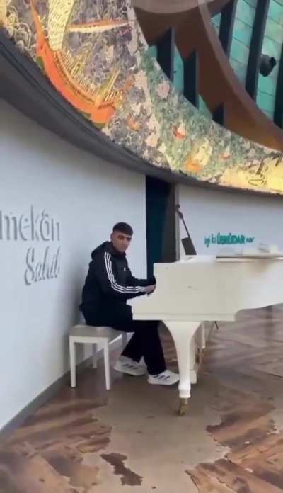Üsküdar’daki bir mekana giden genç, sahnede duran piyanonun başına geçti ve kimsenin beklemediği bir şey yaptı.