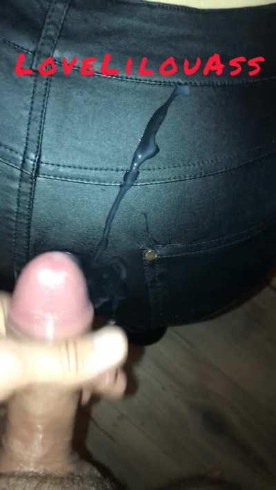 Quickly cumshot on her ass before to go at work 💦