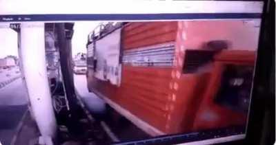 This Indian toll booth scene reminded me of Tom and Jerry. Childhood nostalgia.