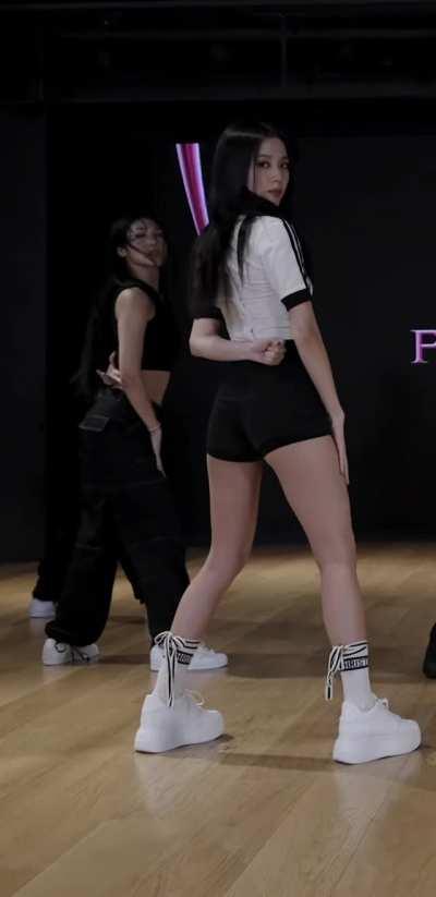 Jisoo has the best ass for this comeback 🥵