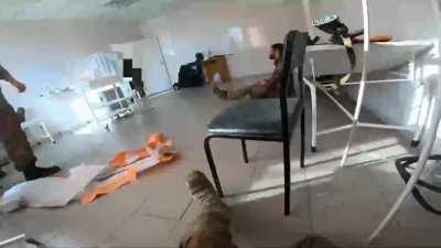 US Soldier fighting in Ukraine perfectly predicts an incoming artillery round.