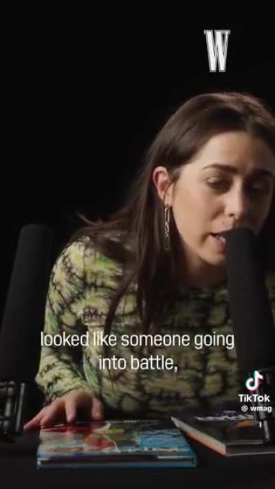 Cristin Milioti divulgando a série do Pinguim com ASMR de gibi capa dura e salto alto