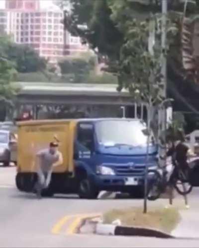 Road rage against an old guy in bicycle.