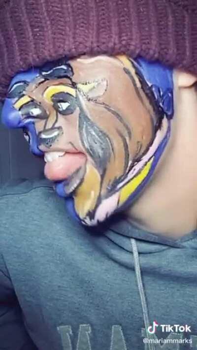 I’M CUTTING AN ONION