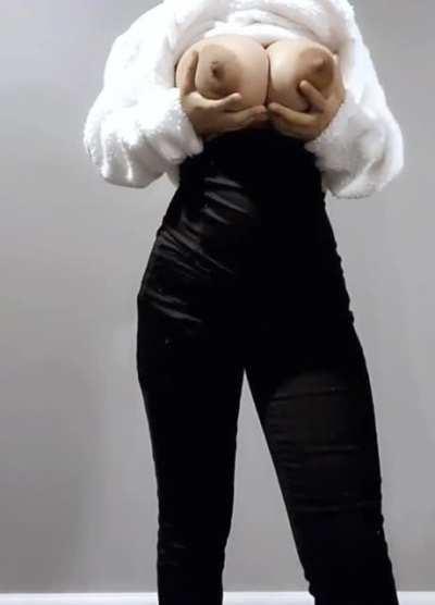 A little heavy drop, but still hidden well I think 😅💋