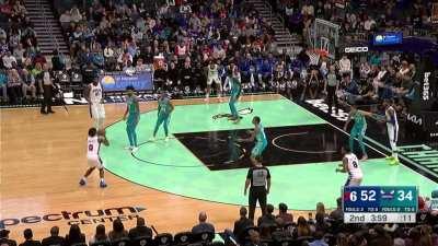 [Highlight] Tyrese Maxey catches fire in the 2nd as he drains 5 three-pointers in the quarter