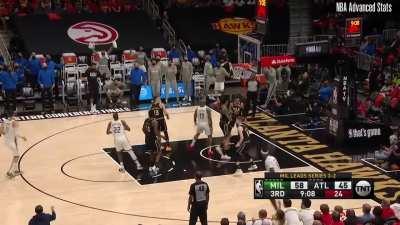 [Highlight] Khris Middleton’s dominant 3rd quarter had Giannis dancing on the sidelines