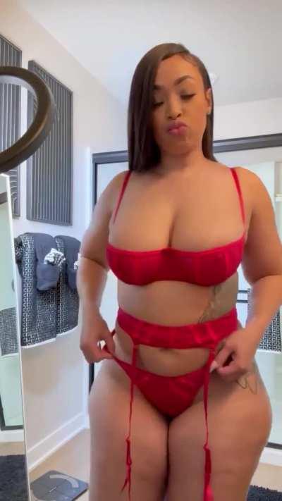 Robyn (@robynbanks2you)