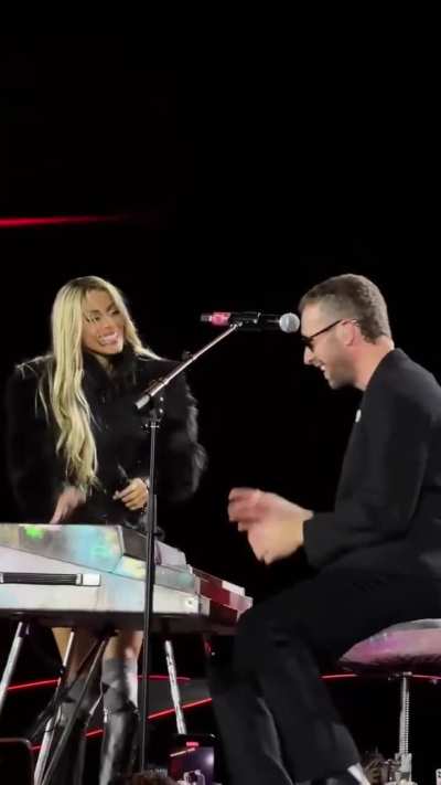 Chris Martin sale como invitado para cantar “We Pray” con TINI en Futttura