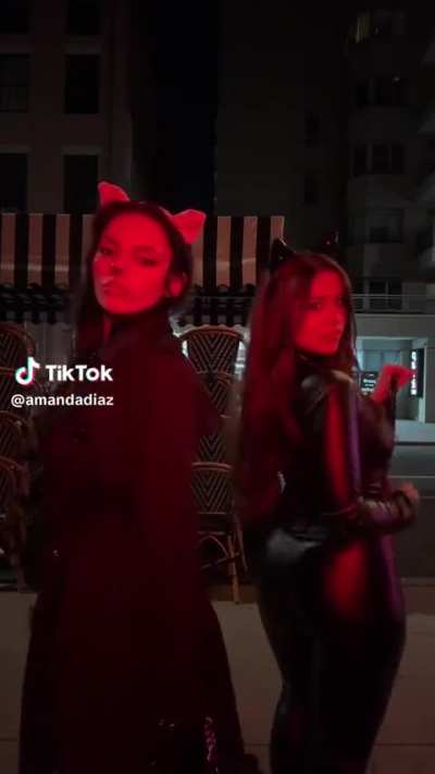Another TikTok of Dafne and Amanda