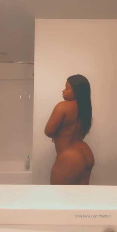 Aish.Fit shaking her ass