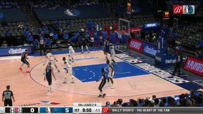 [Highlight] Doncic goes on his own personal 8-0 run and drills a step back three