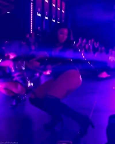 MEGAN KNOWS HOW TO HOP ON IT😍😍