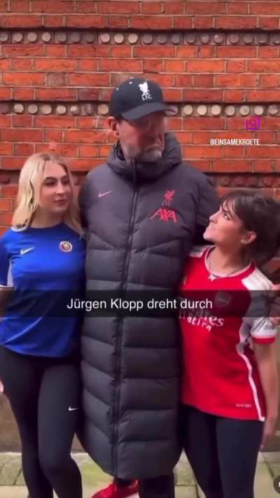 Jürgen Klopp gets jump scared