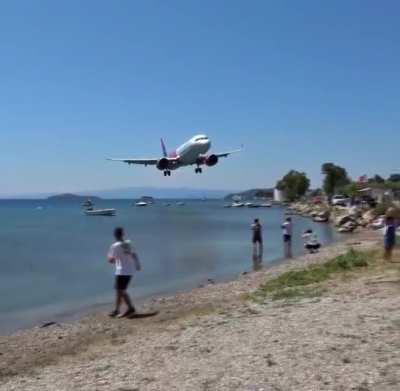 Extremely low landing of a Wizzair A321neo at Skiathos.