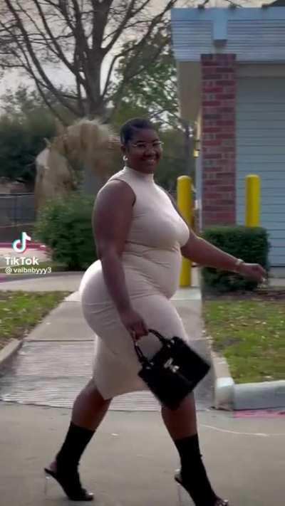 The way that ass moves 🍑🤤