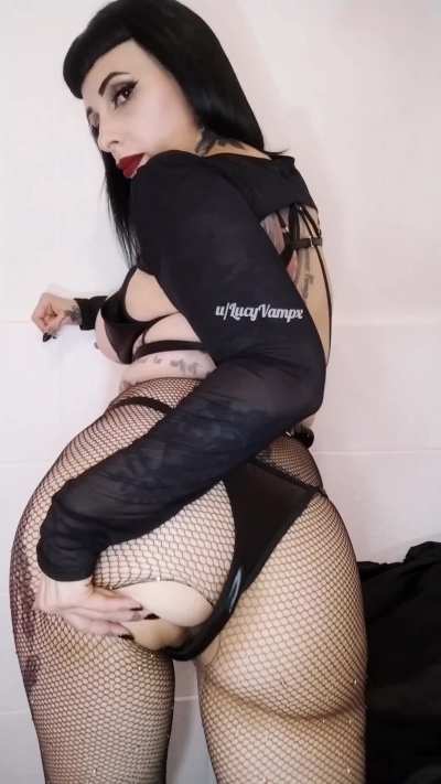 Come have a peek of the thick juicy ass that mommy will make you eat