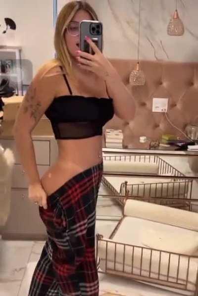 Ela adora se exibir falando putaria 🤤