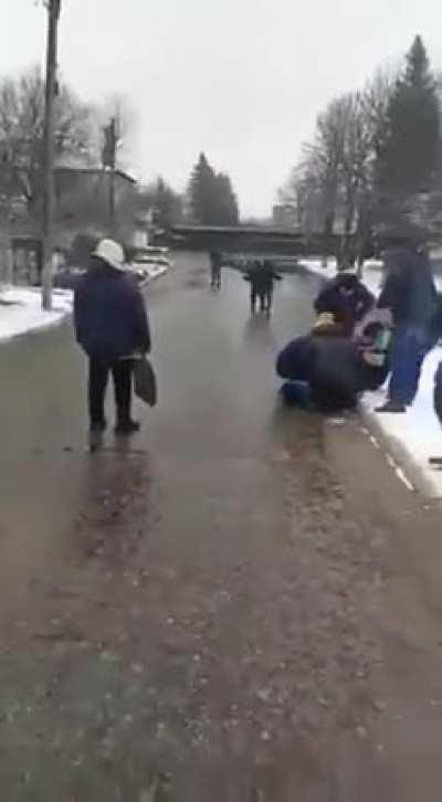 在镜头前对平民开火的俄罗斯军队