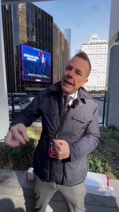 Harald Vilimsky will mit 100.000 Menschen im Madison Square Garden gewesen sein, um ein Zeichen gegen Fake News zu setzen. Dort passen aber nur 20.000 Menschen rein.