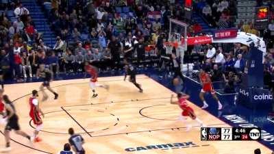 [Highlight] Ja Morant switches hands on the poster over McCollum