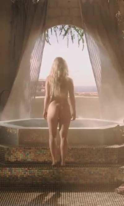 Emilia Clarke’s soft body is so fuckable