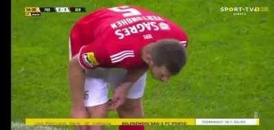 Jan Vertonghen throwing up during the game FC Porto - Benfica