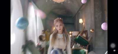 Chuu when someone asks her who sings Alcohol-Free: