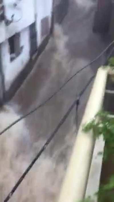 Спасли людей из потока