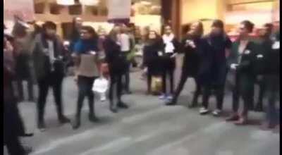 çin'in bozkırlarından gelip amerikalı emperyalistlere posta koyan aslan