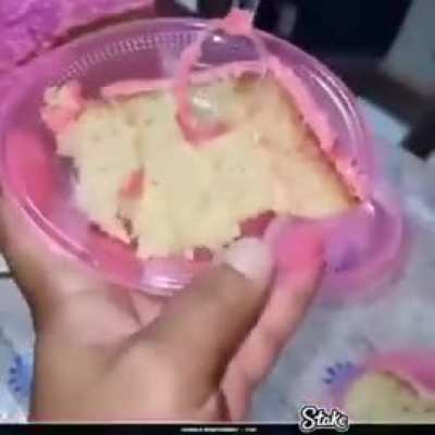 A moça do meu trabalho me dando uma fatia das coisas que tem as vezes que só falta ser transparente kkkkkkkkkk ao mesmo tempo que é engraçado fico mto puuuutooooooooooo