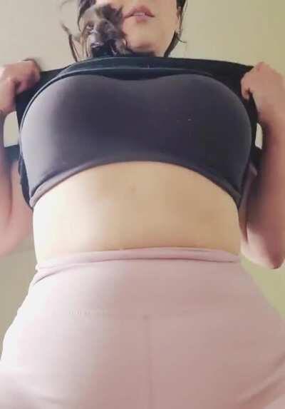 I'ma grind, Yeah, this pussy do it right, 'Cause she nasty, yeah, she nasty(OC)🎶💋