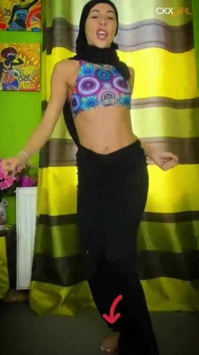 ZeiraMuslim Dancing in Skirt! 🧕🏻💃🏻👗