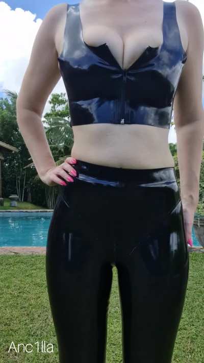 Latex at the pool 🌴🌞