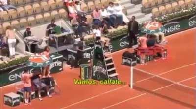 Schwartzman chamuyando en medio del partido.