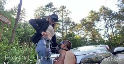 Slut was driving me home when I told him to stop and take off the trousers 😈💦