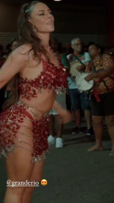 Paolla Oliveira (@paollaoliveirareal)