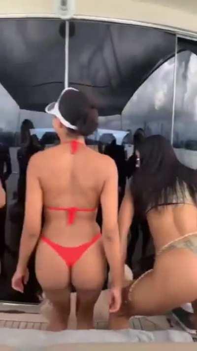 Boat twerk (slo mo)