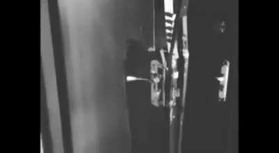 белорусский омон задержал бабушку, которая ходила с флажком, прям у ней дома