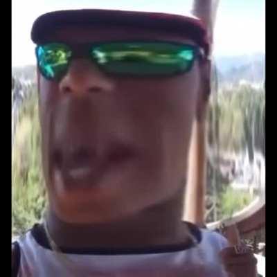 AYEL, UM MÊS DEPOIS QUE APRENDEU BEATBOX E MOROU NA FAVELA.