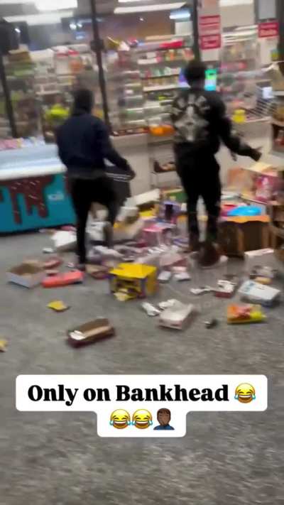 Teens destroy and rob a 7-Eleven store