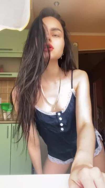 This red goes well with my dark hair?💋👍