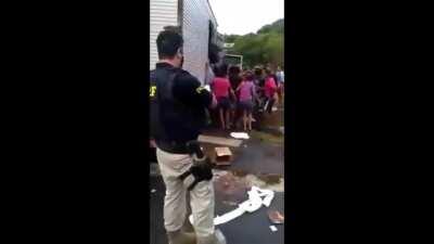 Cenas fortes: indígenas e viajantes pisoteiam corpo para saquear carga em Novas Laranjeiras (PR) mesmo com a presença da PRF. Os mesmos ainda atiraram pedras e pedaços de maneira na PRF que tentava dispersa-los. Onde é que vamos parar?