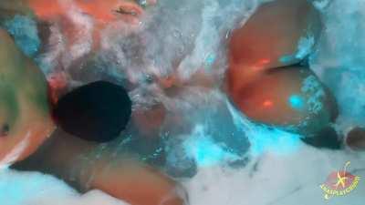 It was fun giving a blowjob in the hot tub 😋