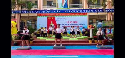 Các cháu thiếu nhi lắc mông trước di ảnh béc hù